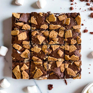 16 S'mores Brownies topped with crushed biscuits, with mini marshmallows